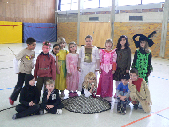 Klasse 2b im Faschingskostüm